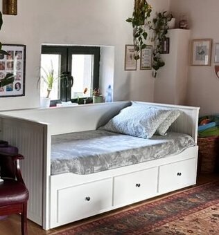 IKEA Hemnes rozkládací postel se zásuvkami