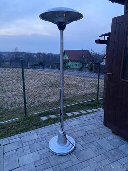 Elektrický tepelný zářič na terasu