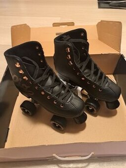 Rio - Roller Script Quad Rose Black - trekové brusle