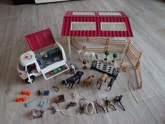 Schleich Jízdárna s mobilní veterinou