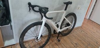 Celokarbonové silniční kolo