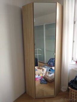 Rohová skříň se zrcadlem