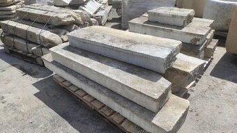 Staré kamenné římsy, pískovcové římsy, parapety