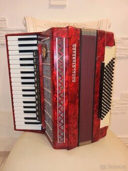 Opravář prodává  akordeon Royal Standard 96 basů