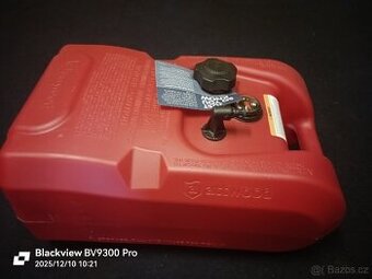 Nádrž k lodnímu motoru s ukazatelem stavu