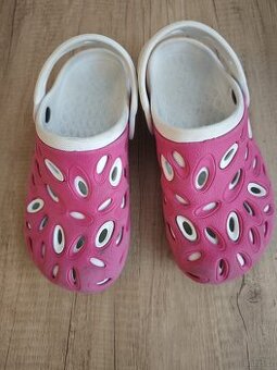 Kroksy vel.36, stélka 22cm. -