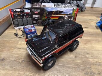 nový model Traxxas TRX-4 Bronco 1979 + baterie a nabíječ