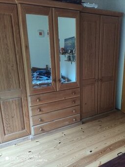 Prodám dřevěnou sestavu šatních skříní