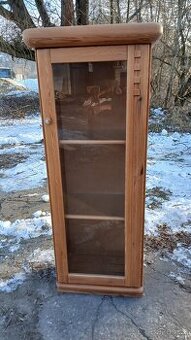 Celomasivní úzká prosklenná vitrína