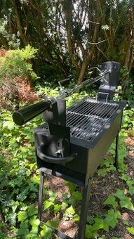 Gril s jehlou a motorkem na otáčení masa