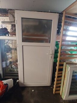 Vchodové plastové dveře