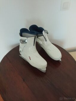 Dámské plastové brusle ROCES s přezkou – vel. 40,