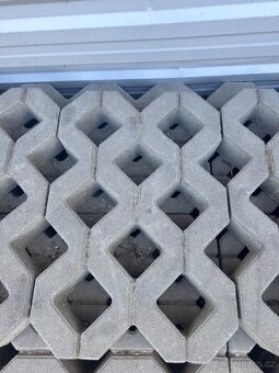 Betonové zatravňováky 60x40x8