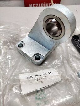 Vidlicový otočný montážní držák s kulovým kloubem SMC