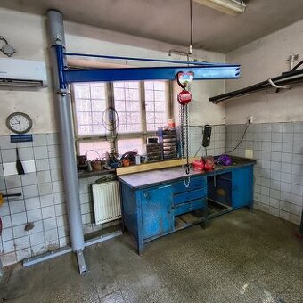 Dílenský jeřáb vlastní výroby.