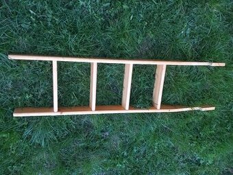 Dřevěné schůdky k posteli