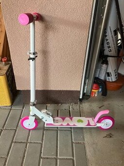 TOP STAV: Dětská skládací koloběžka "LOVE" – jako nová