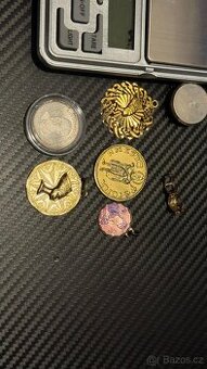 Sada 3ks masivních „zlatých“ přívěšků a mince Nefertiti, slu
