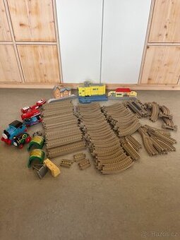 Set 100ks mašinka Tomáš plastové koleje (Mattel)