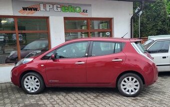 Leaf, ČR, 120km dojezd, po 2maj., 24kW.