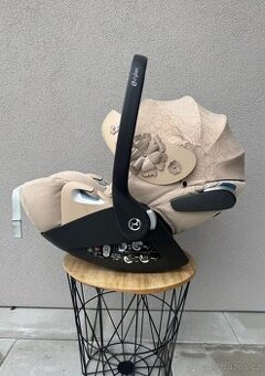 Autosedačka Cybex z i-size + báze Simply flowers beige