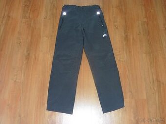 1x softshell kalhoty, 2x sport. kalhoty a 3x tepláky vel.146