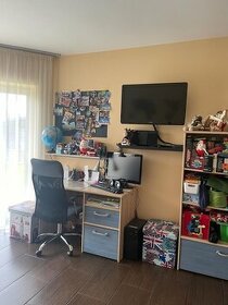 Dětský pokoj stůl, úzká, široká police, šatní skříň