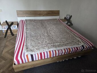 Manželská postel s matracemi