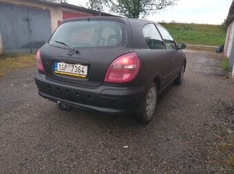 Nissan Almera na závody blbnutí