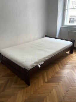Postel s matrací