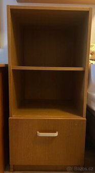Skříň se dvěma policemi a šuplíkem