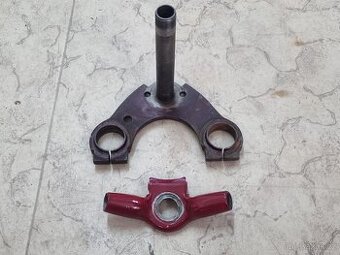 Jawa pérák FJ nebo Ogar - spodní brýle a držák řidítek.