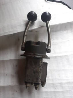 Kompaktní dvoupákový hydraulický rozvaděč