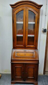Vitrínka s komodou a vyklápěcím stolem intarzie