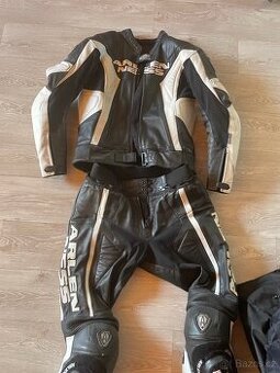 Kombinéza na motorku