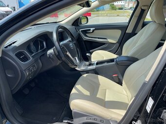 Volvo V60 D4 2015 140kW nez. topení, kamera, navigace,...