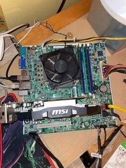 Motherboard s komponenty