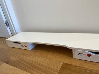 Policka se zasuvkami na psaci stul ikea