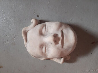 Hlíněná starožitná hlava