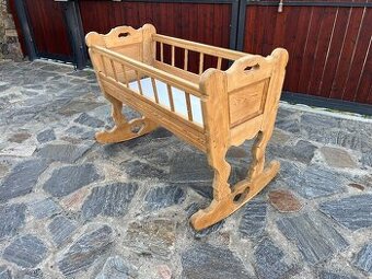 Krásná dubová masivní kolébka na dekoraci - 1