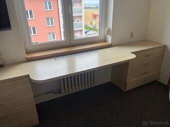 Dřevěný velký stůl