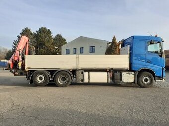 NÁKLADNÍ AUTOMOBIL S HYDRAULICKOU RUKOU