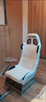 Playseat Evolution – bílé závodní křeslo, top stav