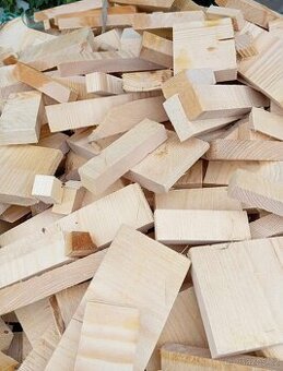 Suché smrkové odřezky