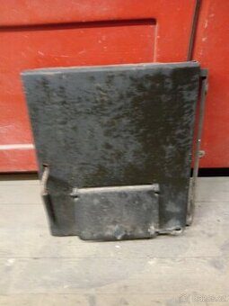 Prodám starší spodní dvířka na Viadrus u 22