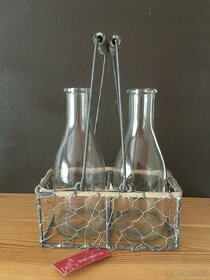 Skleněné vázičky v košíku