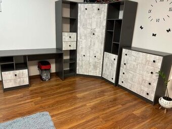 Rohová skříň, komoda i psací stůl