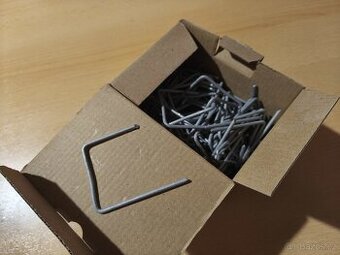 Univerzální spona na betonové střešní tašky