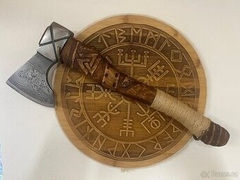 Vikingská sekera s držákem.