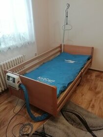 Elektrická polohovací postel pro seniory a invalidy